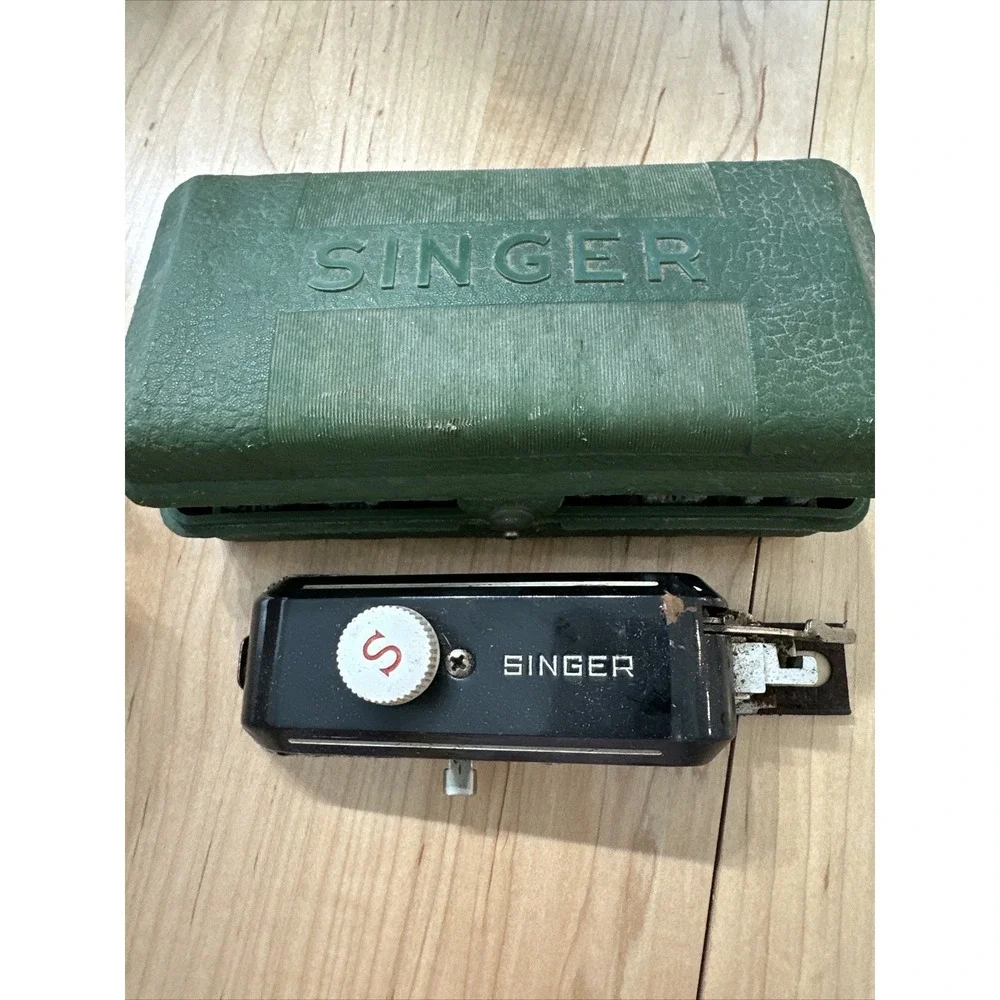 1948 Vintage SINGER Button Holder 160506 Attachment Templates Featherweight 221